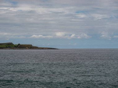 Cantabrian deniz manzarası, bulutlu bir gökyüzü. Ufuk çizgisini ve sahilin bir kısmını görebilirsiniz..