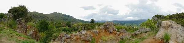 Vidéki Panoráma Lejtőkkel Völgyekkel Egy Távolban Fekvő Várossal — Stock Fotó