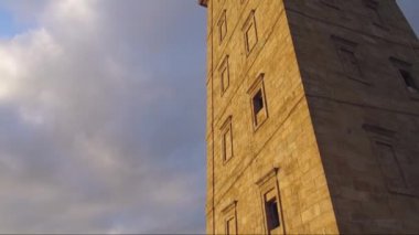 Güneşli bir günde, Galiçya, La Corua 'daki Herkül Kulesi' nin dikey görüntüsü..
