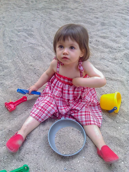 Baby Leker Med Sina Leksaker Sandlådan Parken Bär Cool Vit — Stockfoto