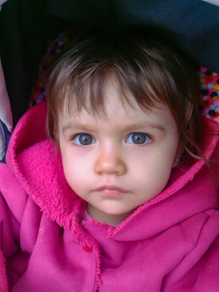 Vackra Ögon Baby Tittar Uppmärksamt Mot Kameran När Hon Sitter — Stockfoto