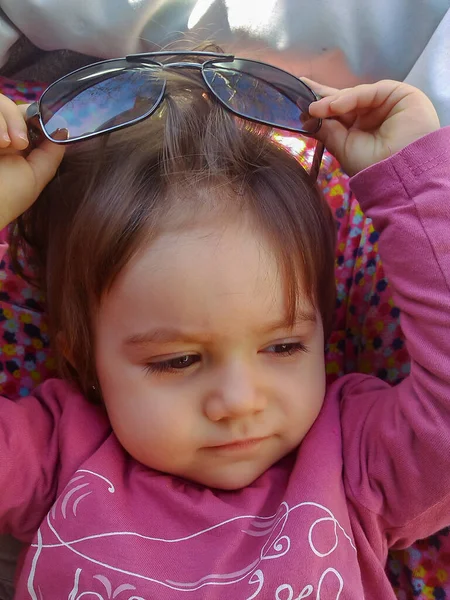 Egy Éves Kislány Babakocsijában Bámul Ahogy Leveszi Anyja Napszemüvegét — Stock Fotó