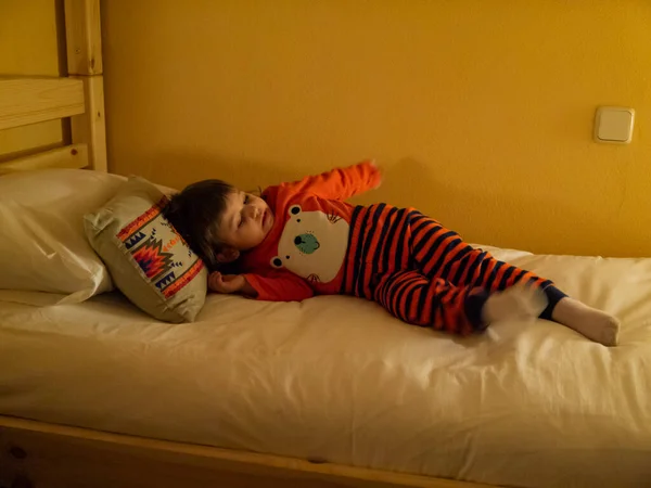 Bambina Letto Pigiama Arancione Cuscino Cercando Dormire — Foto Stock