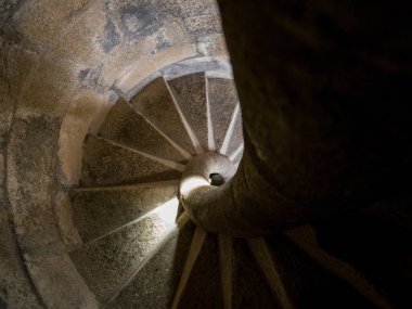 Portekiz 'deki Guarda Katedrali' nin taş merdivenlerinin oluşturduğu mükemmel spiral, embriyolardan içeri giren güneş ışınlarıyla aydınlatılıyor.