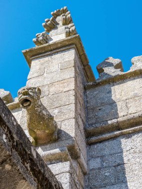 Bir heykel ve Portekiz 'deki Guarda Katedrali' nden bir kule ayrıntıları. Güneşli bir yaz gününde, mavi gökyüzünün altında.