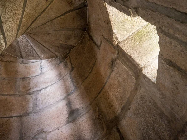 Detalhe Parede Uma Escadaria Espiral Com Uma Brecha Luz Solar — Fotografia de Stock