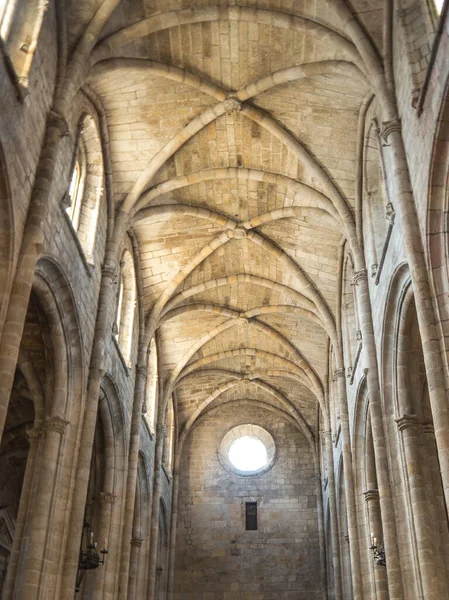 ポルトガルのガルダ大聖堂の屋根やアーチを眺め 窓やバラの窓から太陽光が差し込みます — ストック写真