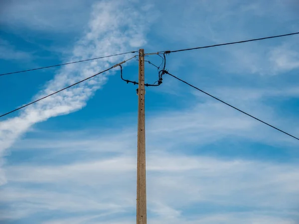 Hoogspanningstoren Een Dorp Een Achtergrond Met Een Blauwe Lucht Wat — Stockfoto