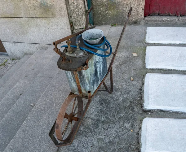 Vieja Carretilla Oxidada Con Depósito Agua Colocado Calle Junto Una —  Fotos de Stock