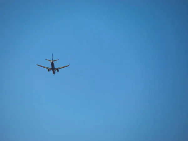 Сучасний Пасажирський Літак Літає Над Абсолютно Чистим Блакитним Небом Хмар — стокове фото