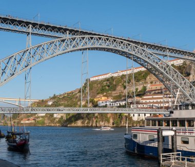 Porto, Portekiz 'deki Don Luis Köprüsü' nün altından geçen tekneler, güneşli bir yaz gününde mavi gökyüzü...