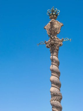 Porto Katedrali 'nin manastırındaki Pillory' nin ayrıntıları güneşli bir yaz gününde mavi gökyüzünün altında.