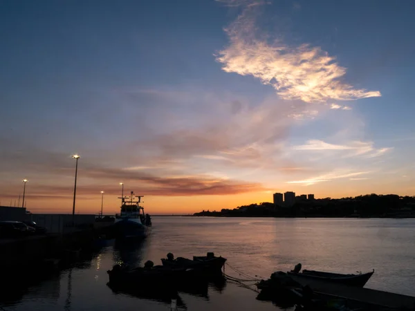 日落时分 在葡萄牙的杜洛湾口 天空是橙色和蓝色的 有一些云彩 海岸轮廓轮廓清晰 有一些船在灯光映衬下航行 — 图库照片