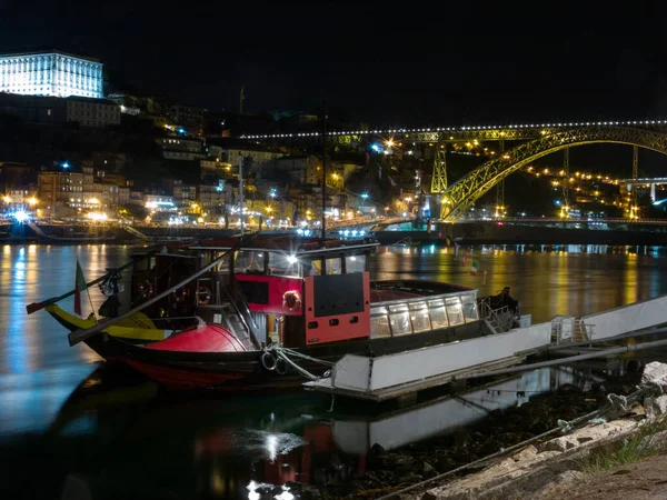 Човен Пришвартований Березі Доро Біля Гирла Річки Порту Вночі Мостом — стокове фото