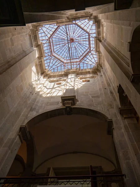 Kilátás Tetőablak Alsó Szögéből Egy Portugál Épületben Nagyon Napos Nappal — Stock Fotó