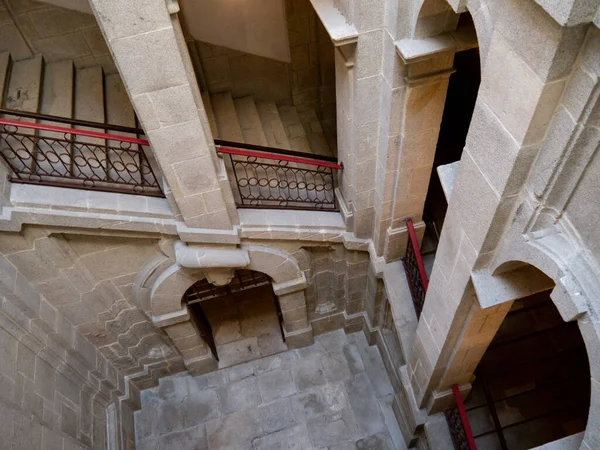 Kilátás Egy Portugál Épület Lépcsőházának Felső Szögéből Ahol Boltívek Kőoszlopok — Stock Fotó