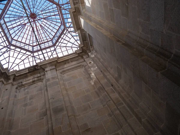 ポルトガルの建物の天窓の低い角度からの眺め 晴れた日と青い空 — ストック写真