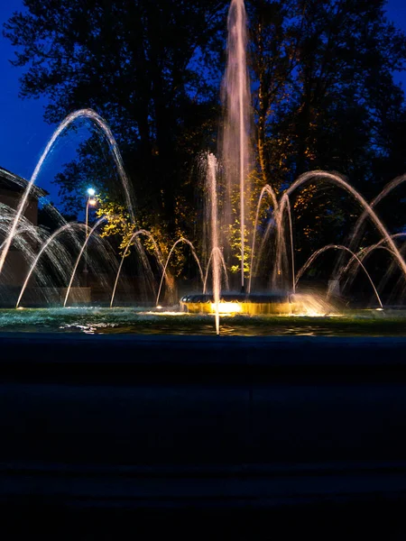 Fonte Com Vários Jatos Água Diferentes Luzes Coloridas Noite Parque — Fotografia de Stock