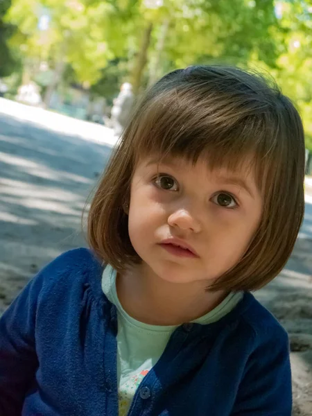 Egy Négyéves Lány Arcképe Aki Kardigánt Visel Egy Parkban Egy — Stock Fotó