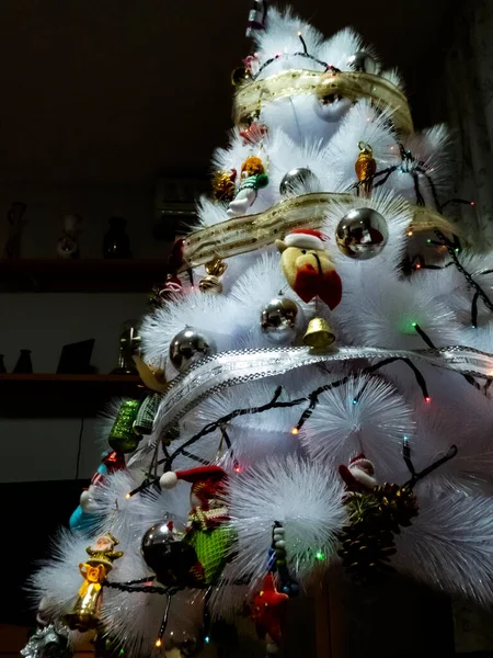 Árbol Navidad Decorativo Blanco Con Luces Decoración Dentro Una Casa — Foto de Stock