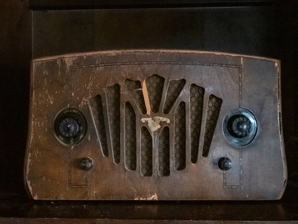 Rádio Válvula Madeira Muito Antigo Desgastado Colocado Armário Madeira Escura — Fotografia de Stock
