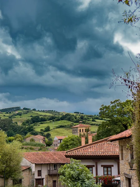 Landschaft Mit Wolkenverhangenem Berghimmel Und Mehreren Dorfhäusern Vordergrund — Stockfoto