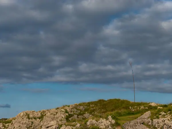 Fäste Med Många Klippor Och Vegetation Blå Sommarhimmel Med Många — Stockfoto