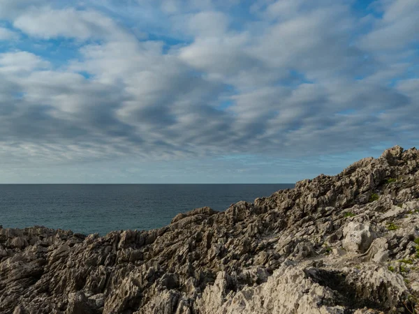 Scogliere Rocciose Riva Mare Cantabria Spagna Una Giornata Estiva Soleggiata — Foto Stock