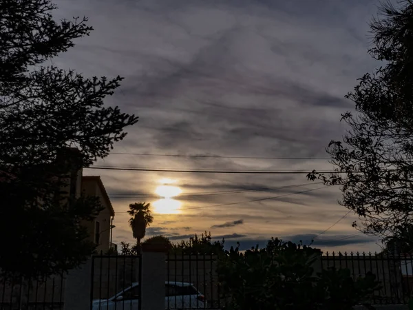 Hermosa Puesta Sol Con Muchas Nubes Rayos Sol Que Pasan — Foto de Stock