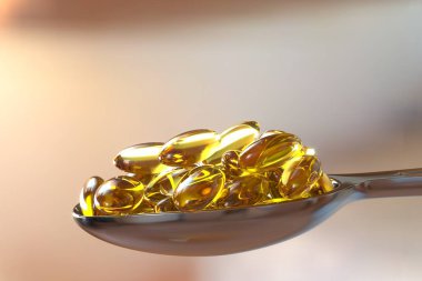 Haplar, kapsüller, antibiyotikler, arka planda sarı.