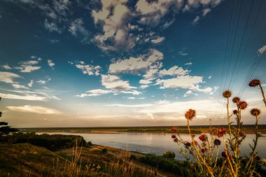 Mavi gökyüzü ve gün güneşli yaz beyaz bulutlar Nehri Panoraması