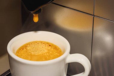 siyah kahve bir fincan içine döktü