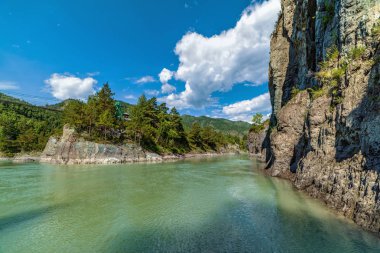 Patmos Adası'na Katun Nehri, Chemal Köyü, Altay, Rusya üzerinde görünümünü