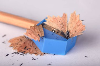 Bir kalemi yakından keskinleştiriyorum.