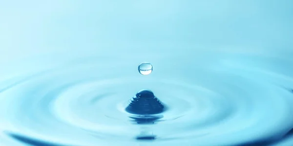 Kropla Wody Kapie Niebieskiej Wody Tworząc Fale Zbliżenie — Zdjęcie stockowe