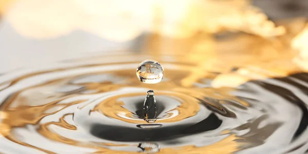 Kropla Wody Kapiąca Wody Tle Jesiennych Liści Zbliżenie — Zdjęcie stockowe