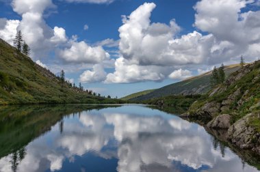 Altai dağlarının güzel yaz manzarası göle bakıyor.