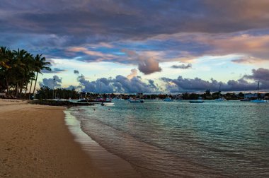 gün batımında deniz plajı güzel görünümü, pembe bulutlar ile gökyüzü
