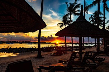 gün batımında deniz plajı güzel görünümü, pembe bulutlar ile gökyüzü