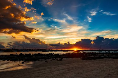 gün batımında deniz plajı güzel görünümü, pembe bulutlar ile gökyüzü