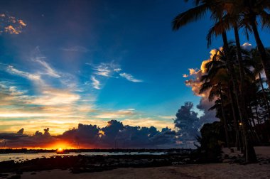 gün batımında deniz plajı güzel görünümü, pembe bulutlar ile gökyüzü