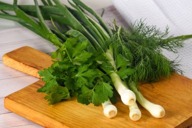 Kurulu yakın çekim bir bıçak ile doğranmış yeşil soğan