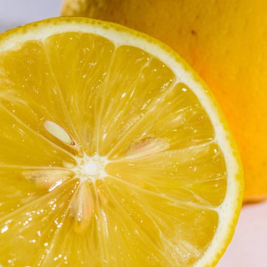 bütün bir limon yakın çekim arka planda kesilmiş limon yarısı