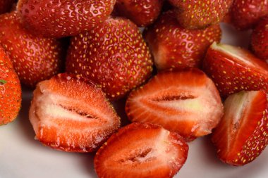 Bahçe yabani çilek olgun meyveleri yakın. Bütün ve kesilmiş meyveler