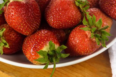 bir tabak yakın çekim bahçe çilek işlenmemiş çilek