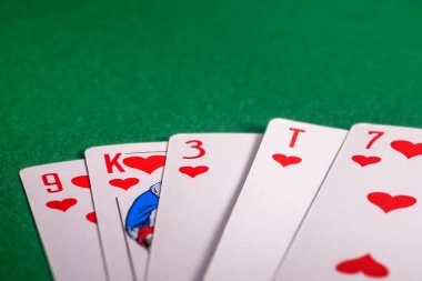 yeşil masada oyun kartları. Poker kombinasyonu 