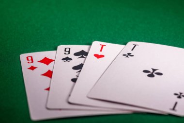 yeşil masada oyun kartları. Poker kombinasyonu 