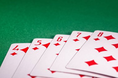 yeşil masada oyun kartları. Poker kombinasyonu 