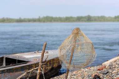 Nehrin yaz manzarası ve kıyıda bir tekne. Ob Nehri, Altai Krai, Rusya