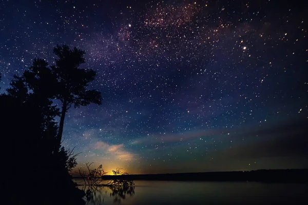 Landschaft Mit Sternenhimmel Auf Einem Fluss Einer Sommernacht — Stockfoto